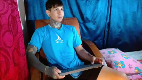 Snapshot of travistanner28 chatting on February 8, 7:16 pm TRAV - INDEPENDENT MODEL online show from February 8, 7:16 pm