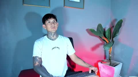 Snapshot of travistanner28 chatting on February 27, 9:25 pm TRAV - INDEPENDENT MODEL online show from February 27, 9:25 pm
