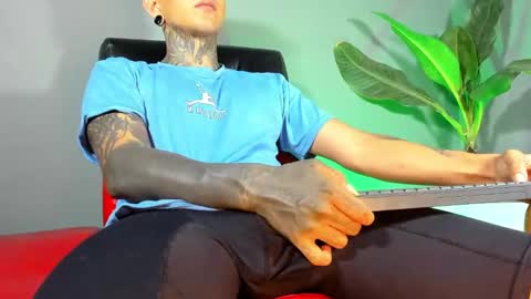 Snapshot of travistanner28 chatting on February 25, 5:52 am TRAV - INDEPENDENT MODEL online show from February 25, 5:52 am