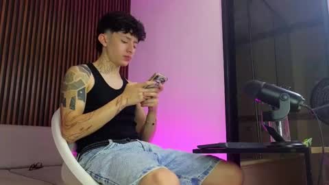 Snapshot of troy_rouge chatting on September 17, 7:59 pm Troy online show from September 17, 7:59 pm