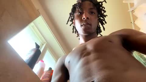 twan810 online show from April 22, 2:11 pm