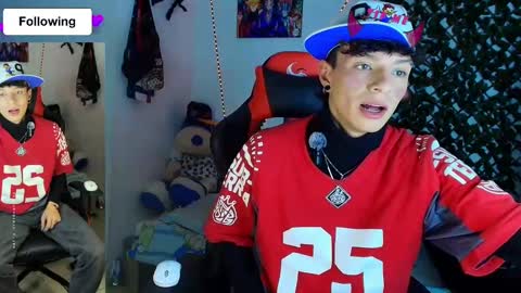 Snapshot of twink_sebas_ chatting on February 26, 4:47 am Bad boy sebastian online show from February 26, 4:47 am