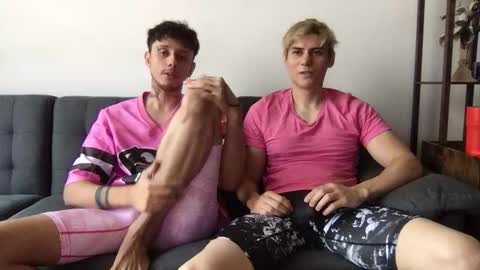 Snapshot of twinksguys360 chatting on October 17, 5:28 pm Derrick online show from October 17, 5:28 pm