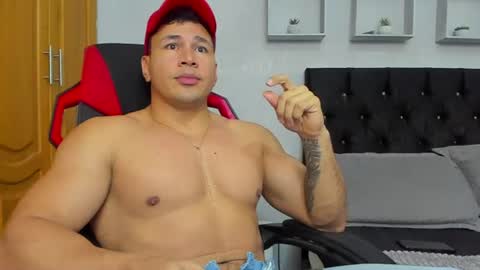 tyler_hank1 online show from June 10, 7:03 pm