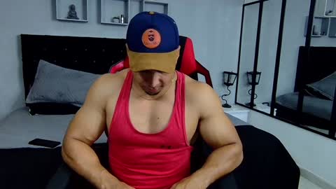 tyler_hank1 online show from January 12, 2:35 am