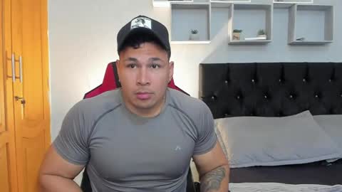 tyler_hank1 online show from April 13, 12:33 am