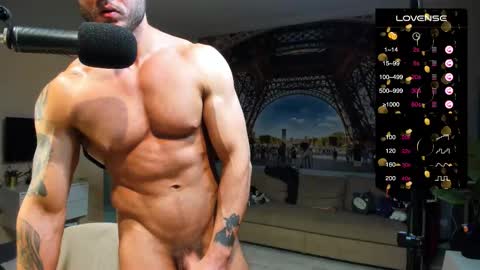 Snapshot of ukgymboy chatting on October 3, 8:36 pm James Iron online show from October 3, 8:36 pm