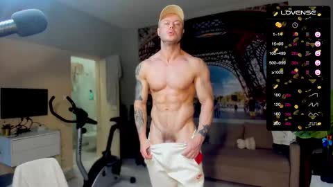 Snapshot of ukgymboy chatting on October 11, 12:53 pm James Iron online show from October 11, 12:53 pm