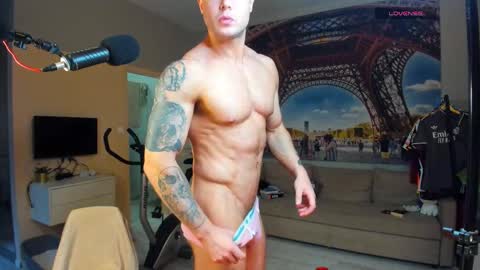 Snapshot of ukgymboy chatting on October 7, 11:58 am James Iron online show from October 7, 11:58 am