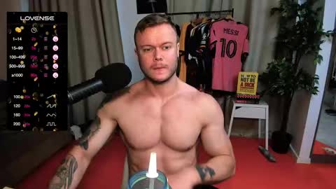 Snapshot of ukgymboy chatting on September 23, 11:53 am James Iron online show from September 23, 11:53 am