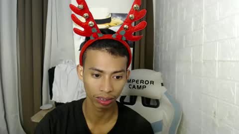 Snapshot of urhotfuckingass chatting on December 18, 12:40 pm richard online show from December 18, 12:40 pm