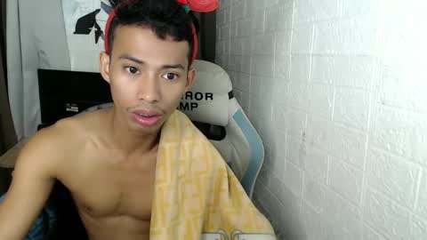 Snapshot of urhotfuckingass chatting on December 19, 3:51 am richard online show from December 19, 3:51 am
