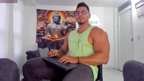 Snapshot of valentino_dossantos chatting on January 2, 10:01 pm online show from January 2, 10:01 pm