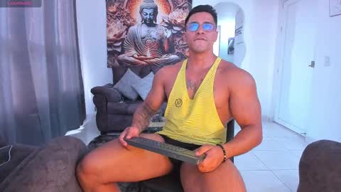 Snapshot of valentino_dossantos chatting on February 14, 9:43 pm online show from February 14, 9:43 pm