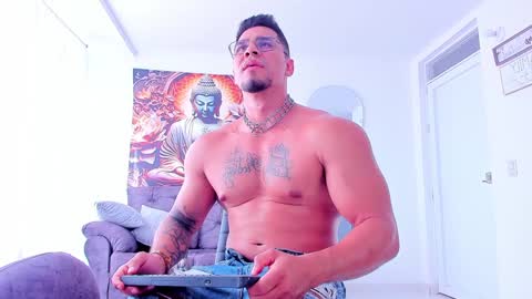 Snapshot of valentino_dossantos chatting on December 20, 7:17 pm online show from December 20, 7:17 pm