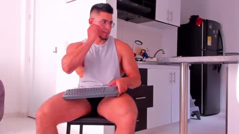 Snapshot of valentino_dossantos chatting on December 10, 9:33 pm online show from December 10, 9:33 pm