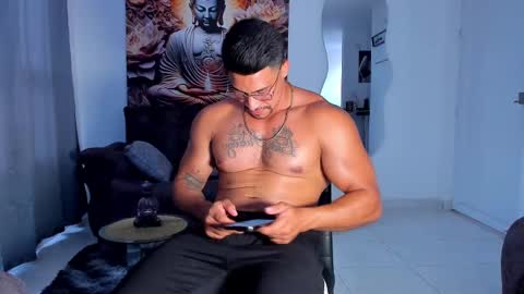 Snapshot of valentino_dossantos chatting on March 6, 8:27 pm online show from March 6, 8:27 pm