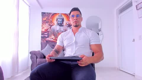 Snapshot of valentino_dossantos chatting on December 19, 7:51 pm online show from December 19, 7:51 pm
