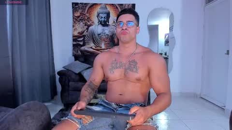 Snapshot of valentino_dossantos chatting on February 25, 12:03 pm online show from February 25, 12:03 pm