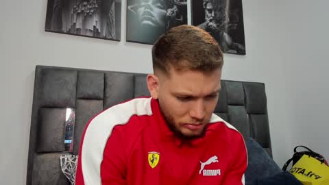 Snapshot of valentino_ferrari28 chatting on December 22, 2:17 am Valentino Ferrari online show from December 22, 2:17 am