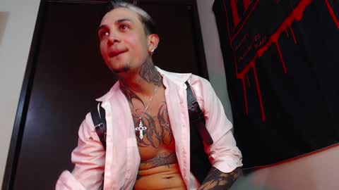 Snapshot of vampiredavyd chatting on February 3, 11:47 pm david guzman i model independenthelp me with a thumbs up online show from February 3, 11:47 pm