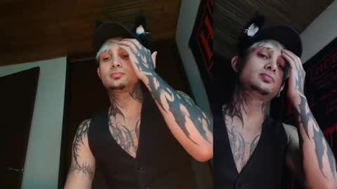 Snapshot of vampiredavyd chatting on February 24, 12:30 am david guzman i model independenthelp me with a thumbs up online show from February 24, 12:30 am