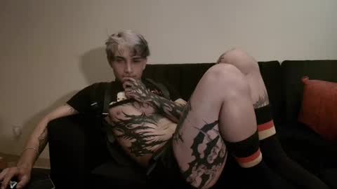 Snapshot of vampiredavyd chatting on March 5, 2:25 am david guzman i model independenthelp me with a thumbs up online show from March 5, 2:25 am