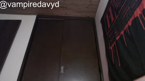Snapshot of vampiredavyd chatting on January 29, 1:27 am david guzman i model independenthelp me with a thumbs up online show from January 29, 1:27 am