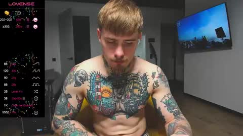 Snapshot of white_king999 chatting on December 3, 4:02 am Max online show from December 3, 4:02 am