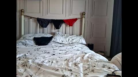 wifeswornknickers online show from May 5, 8:49 am