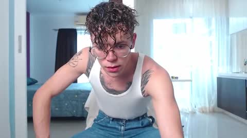 Snapshot of william_henry_a chatting on December 13, 8:32 am William online show from December 13, 8:32 am