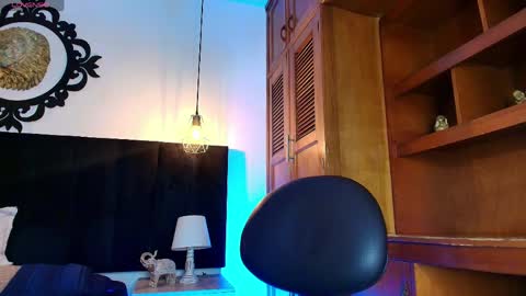  W O L F  online show from April 22, 11:37 am