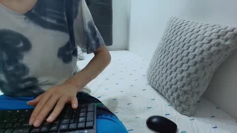 Snapshot of wolfan_sky chatting on March 5, 11:38 am W O L F online show from March 5, 11:38 am
