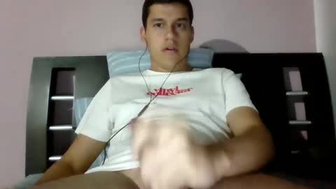 Snapshot of xbasstian_77 chatting on February 6, 12:33 am Sebas online show from February 6, 12:33 am