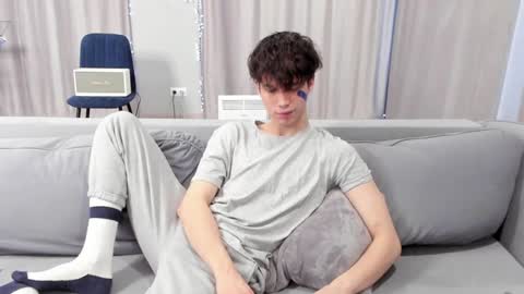 your_shy_guy online show from January 22, 8:29 am