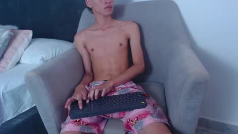 Snapshot of yulian_vasquez chatting on February 15, 12:22 pm yulian_vasquez online show from February 15, 12:22 pm