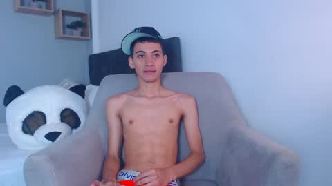 Snapshot of yulian_vasquez chatting on February 23, 12:21 pm yulian_vasquez online show from February 23, 12:21 pm