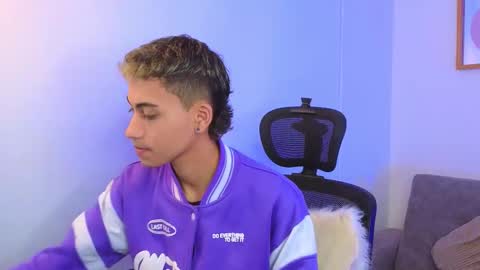 Snapshot of yulian_vasquez chatting on October 10, 12:43 pm yulian_vasquez online show from October 10, 12:43 pm