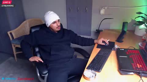 Snapshot of zenobaro chatting on February 22, 3:54 pm zenobaro online show from February 22, 3:54 pm