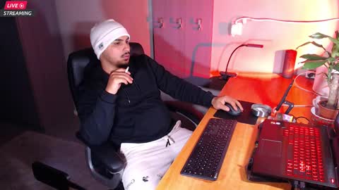 Snapshot of zenobaro chatting on February 23, 6:08 pm zenobaro online show from February 23, 6:08 pm