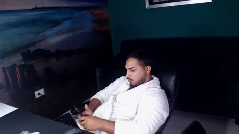 Snapshot of zenobaro chatting on October 18, 7:57 am zenobaro online show from October 18, 7:57 am
