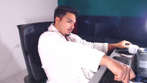 Snapshot of zenobaro chatting on February 5, 8:21 am zenobaro online show from February 5, 8:21 am