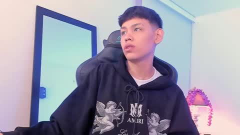 Snapshot of zeus_blaze chatting on September 13, 2:07 pm zeus_blaze online show from September 13, 2:07 pm