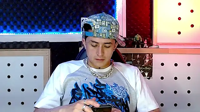 Snapshot of Darko0717 chatting on December 27, 12:50 am Darko0717 online show from December 27, 12:50 am