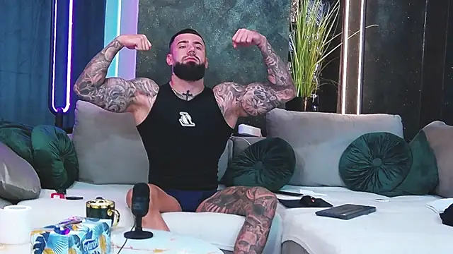 Snapshot of masterkingofmusclee chatting on January 15, 7:05 am masterkingofmusclee online show from January 15, 7:05 am
