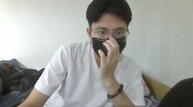 Snapshot of Gwencloudy chatting on February 8, 8:20 am Gwencloudy online show from February 8, 8:20 am