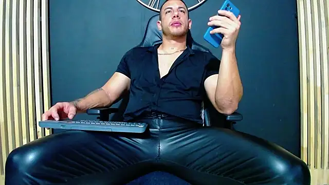Snapshot of Maxxxpowerful chatting on March 6, 2:41 am Maxxxpowerful online show from March 6, 2:41 am