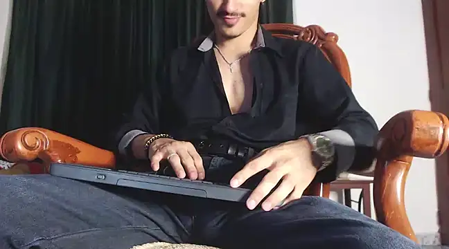 Snapshot of HomeAloneK chatting on December 14, 2:42 pm HomeAloneK online show from December 14, 2:42 pm