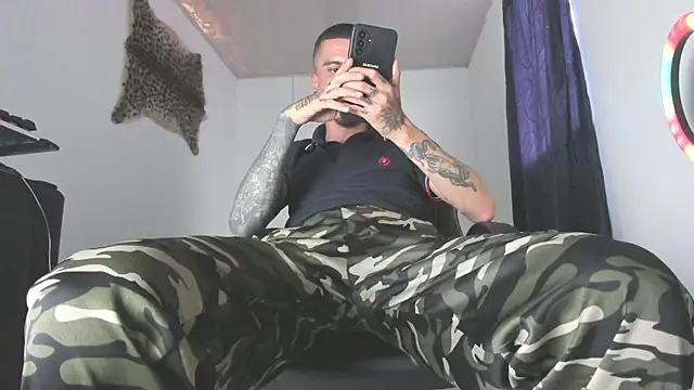 Aaron BigDickxxx online show from July 7, 6:55 pm