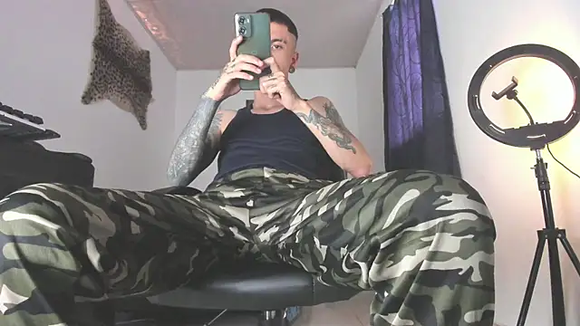 Aaron BigDickxxx online show from July 30, 5:12 pm